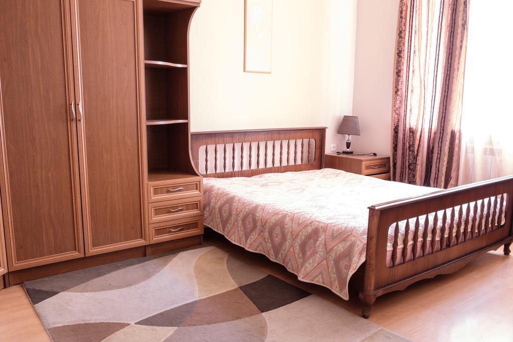 Apartment On Hanrapetutyan Street Erevan Exterior foto